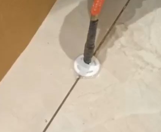 大兴瓷砖空鼓维修公司专业解答瓷砖在铺贴过程中，如果没有涂抹均匀到位的粘结材料（如水泥砂浆或瓷砖胶），可能会导致以下问题