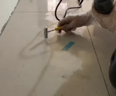 大兴瓷砖开裂维修公司专业分享瓷砖在铺贴前如果没有沥干水分，将会导致以下问题