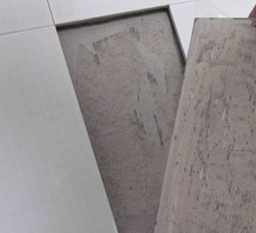 大兴瓷砖空鼓维修公司分享瓷砖铺贴时如果打浆（即涂抹在瓷砖背面和基层上的砂浆或瓷砖胶）过少，会带来以下问题